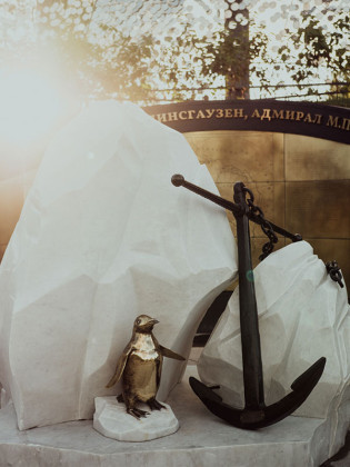 Пингвин на льдине
